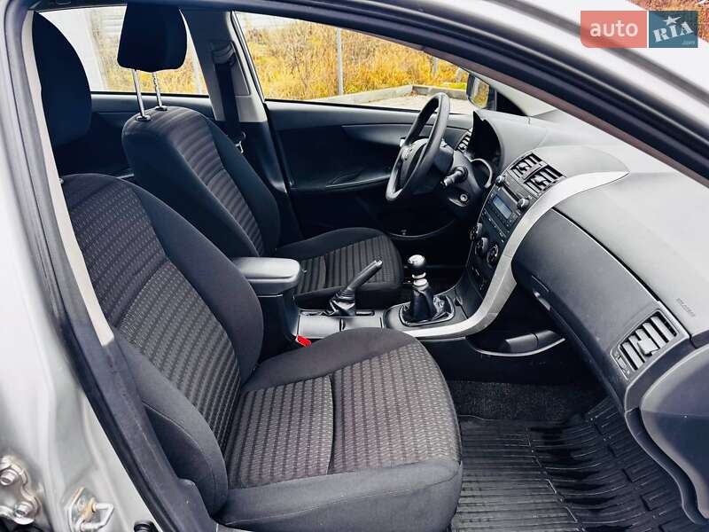 Седан Toyota Corolla 2012 в Ивано-Франковске