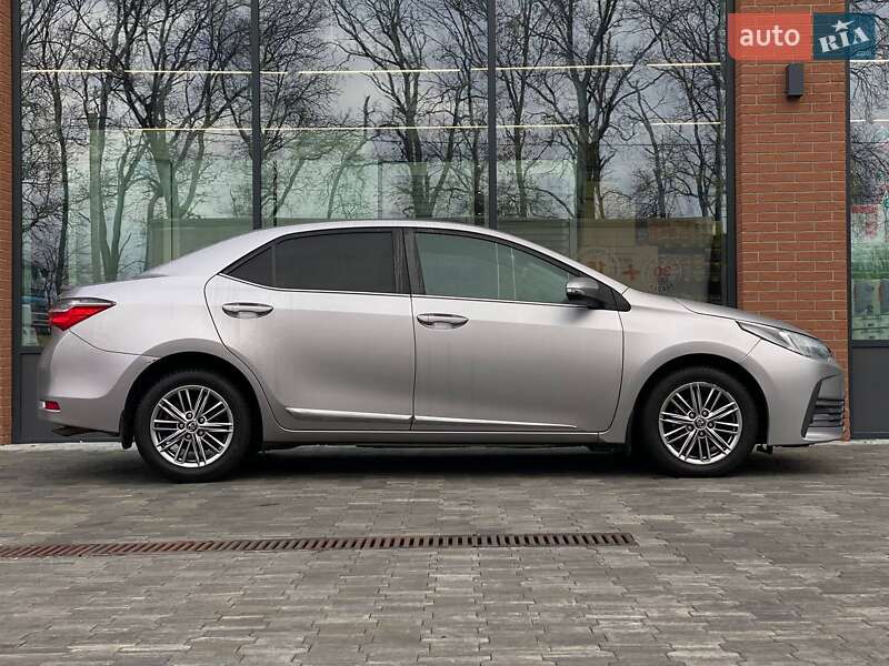 Седан Toyota Corolla 2017 в Киеве