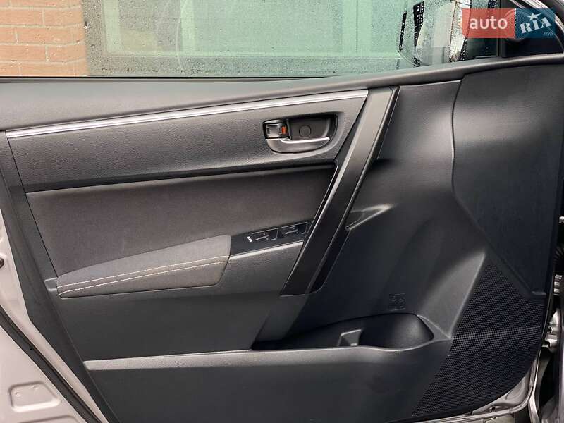 Седан Toyota Corolla 2017 в Киеве