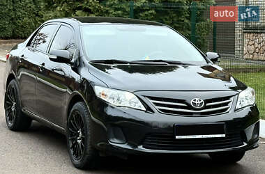 Седан Toyota Corolla 2011 в Ровно