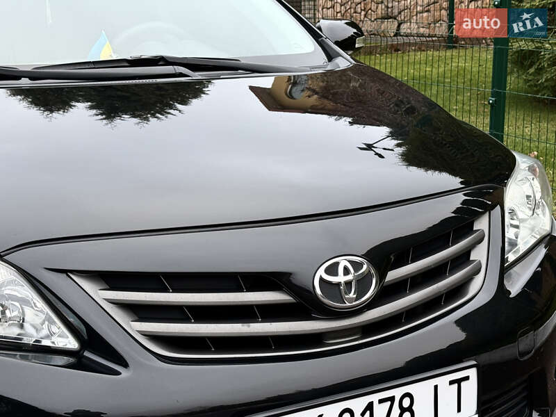 Седан Toyota Corolla 2011 в Рівному