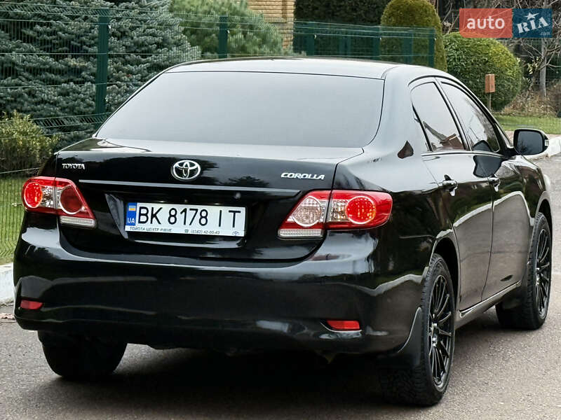 Седан Toyota Corolla 2011 в Рівному