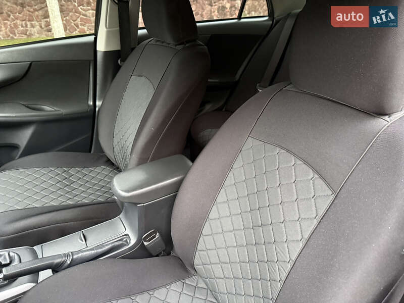 Седан Toyota Corolla 2011 в Рівному