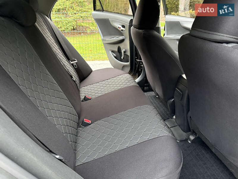 Седан Toyota Corolla 2011 в Рівному