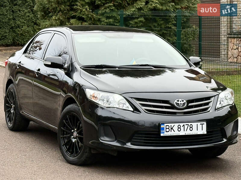 Седан Toyota Corolla 2011 в Рівному