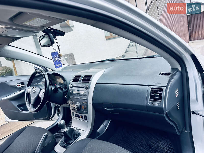 Седан Toyota Corolla 2008 в Грушево