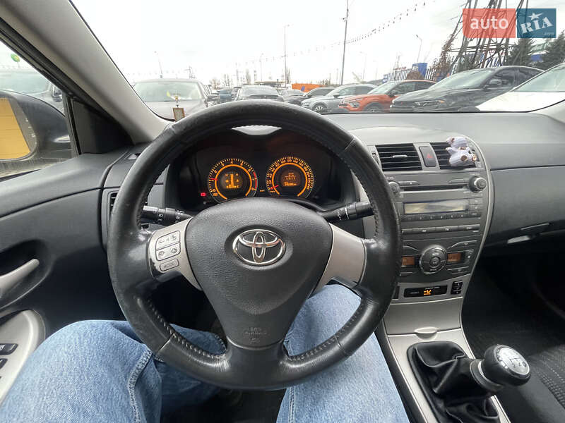 Седан Toyota Corolla 2008 в Львове