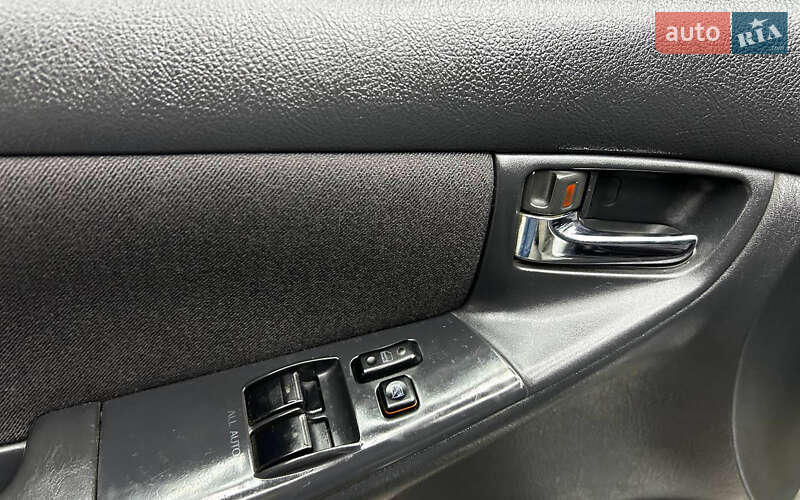 Седан Toyota Corolla 2005 в Черновцах