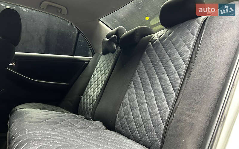 Седан Toyota Corolla 2005 в Черновцах