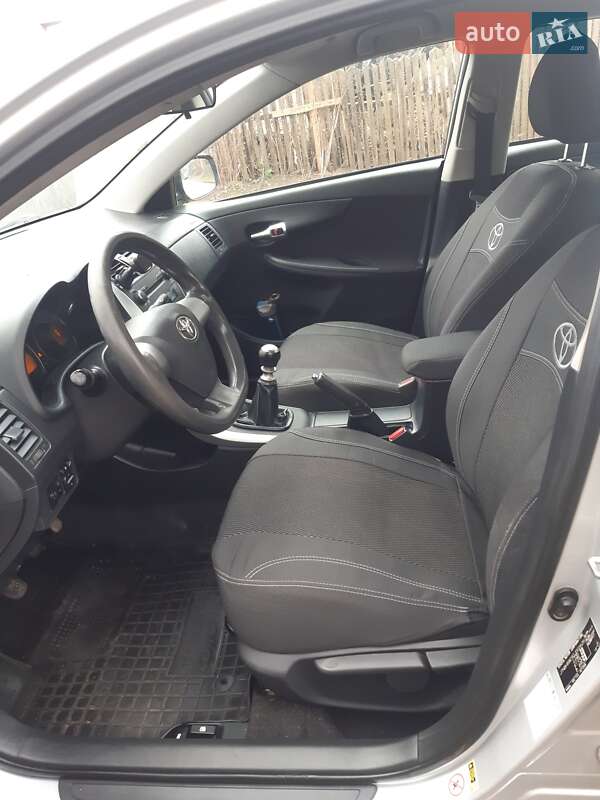 Седан Toyota Corolla 2010 в Івано-Франково