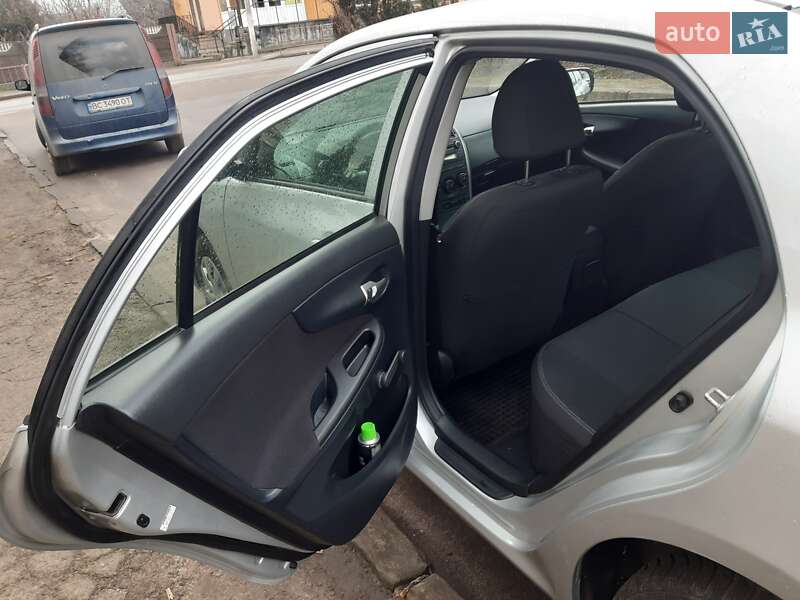 Седан Toyota Corolla 2010 в Івано-Франково