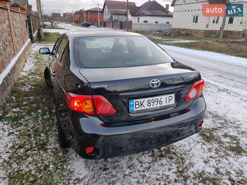 Седан Toyota Corolla 2008 в Сарнах