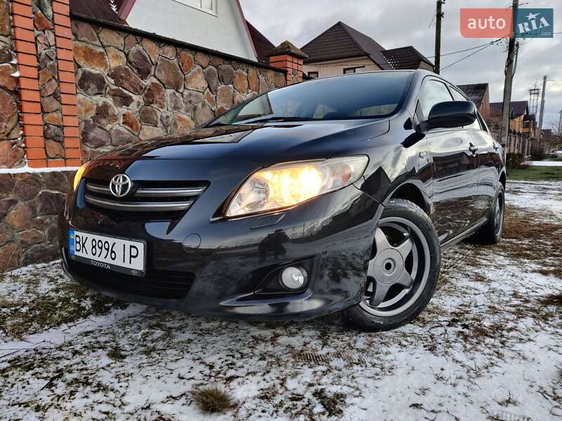 Седан Toyota Corolla 2008 в Сарнах