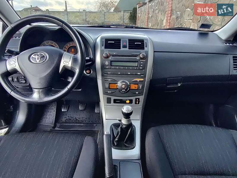 Седан Toyota Corolla 2008 в Сарнах