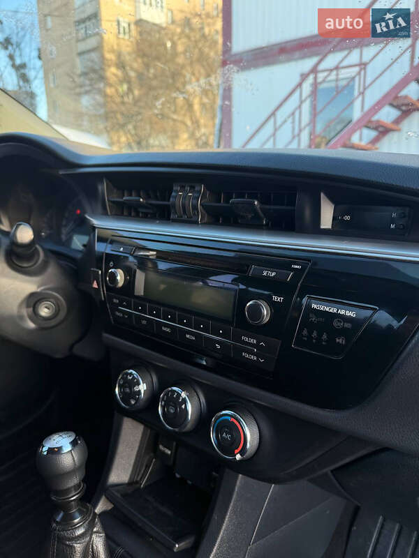 Седан Toyota Corolla 2015 в Полтаве