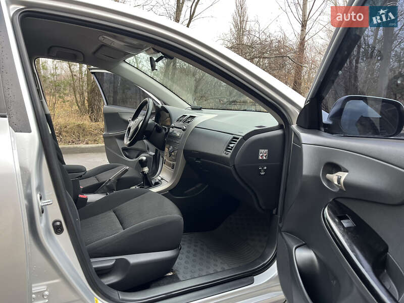 Седан Toyota Corolla 2008 в Чернигове