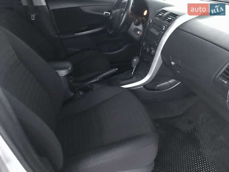 Седан Toyota Corolla 2011 в Петровому