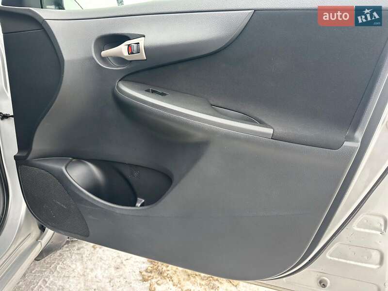 Седан Toyota Corolla 2009 в Львове