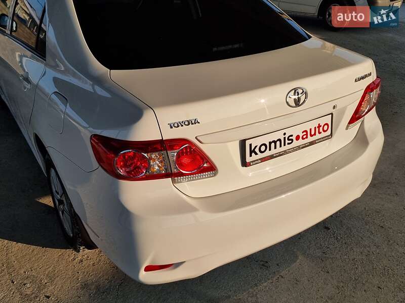 Седан Toyota Corolla 2011 в Виннице