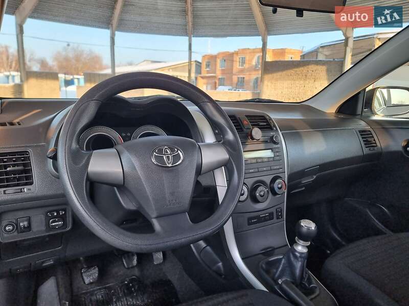 Седан Toyota Corolla 2011 в Виннице