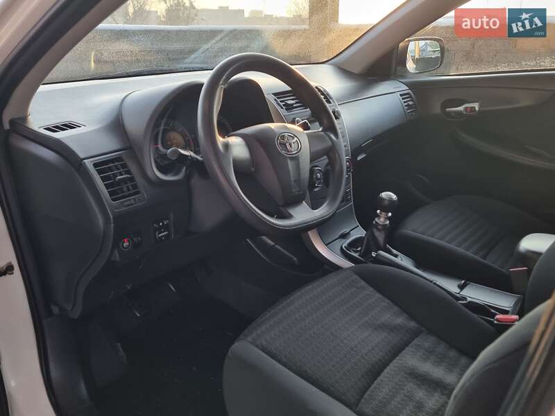 Седан Toyota Corolla 2011 в Виннице