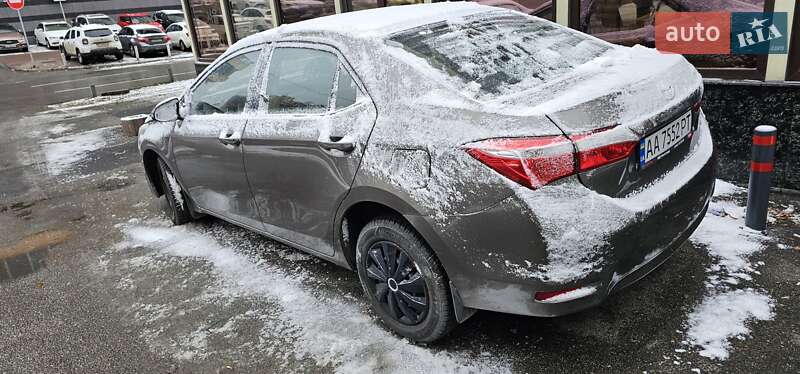 Седан Toyota Corolla 2017 в Киеве
