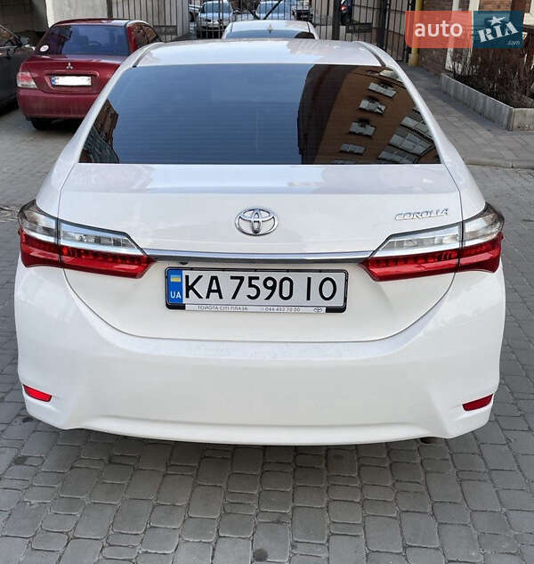 Седан Toyota Corolla 2017 в Киеве