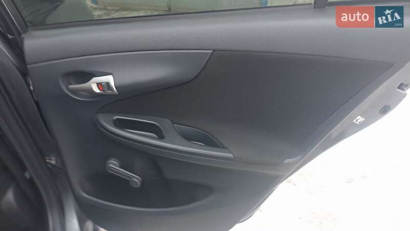 Седан Toyota Corolla 2012 в Зміїві