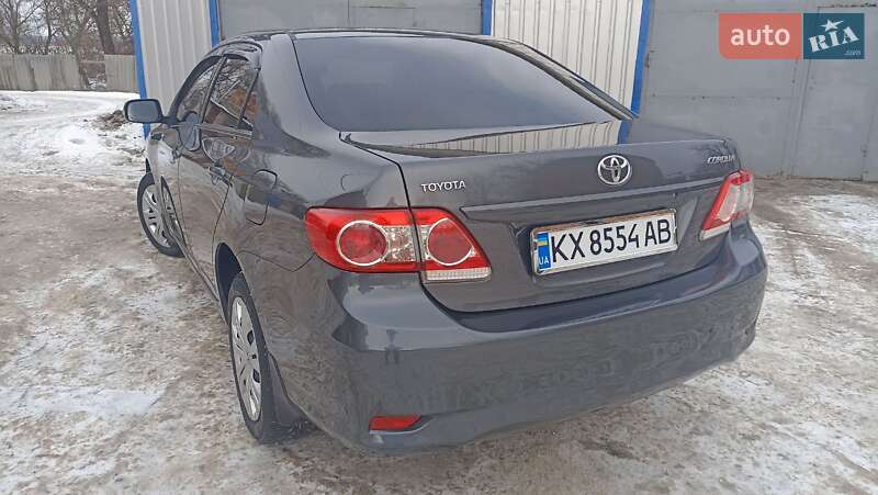 Седан Toyota Corolla 2012 в Зміїві