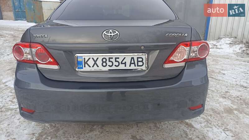 Седан Toyota Corolla 2012 в Зміїві