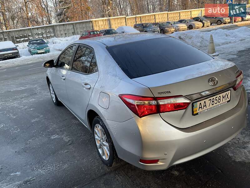 Седан Toyota Corolla 2016 в Киеве