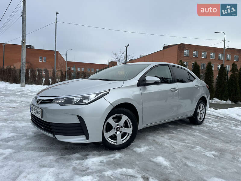 Седан Toyota Corolla 2016 в Киеве