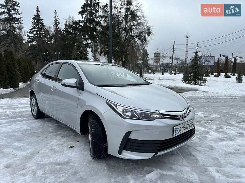 Седан Toyota Corolla 2016 в Киеве