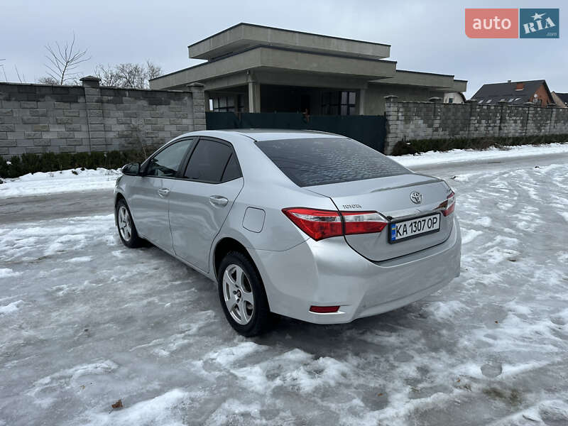 Седан Toyota Corolla 2016 в Киеве