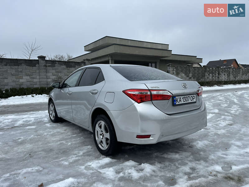 Седан Toyota Corolla 2016 в Киеве