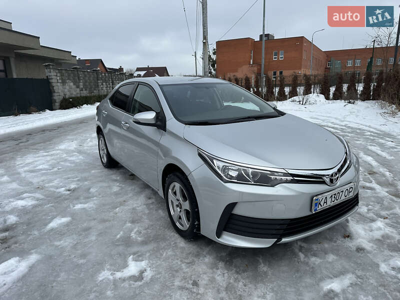Седан Toyota Corolla 2016 в Киеве