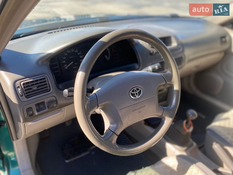 Седан Toyota Corolla 2000 в Умани