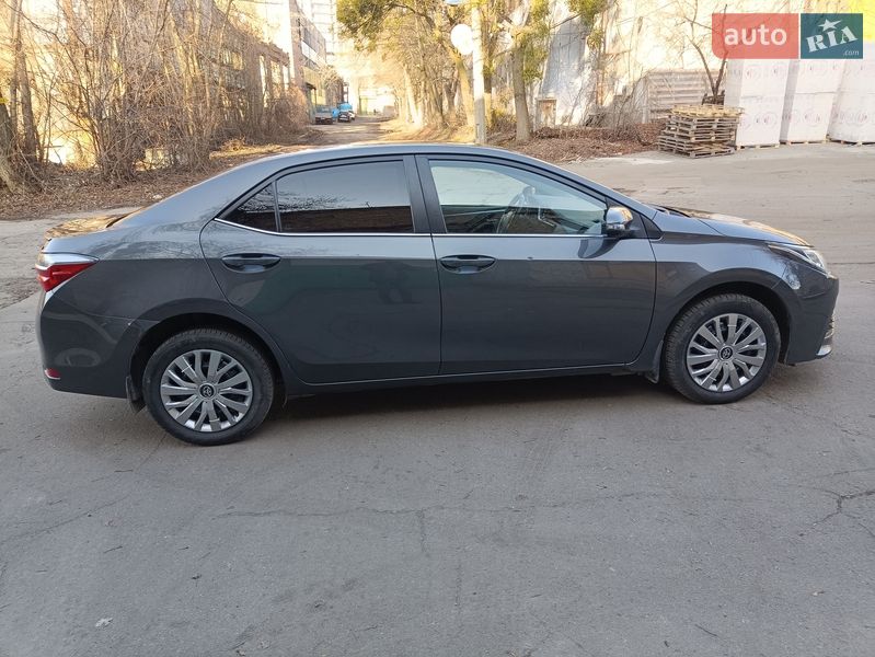 Седан Toyota Corolla 2016 в Киеве