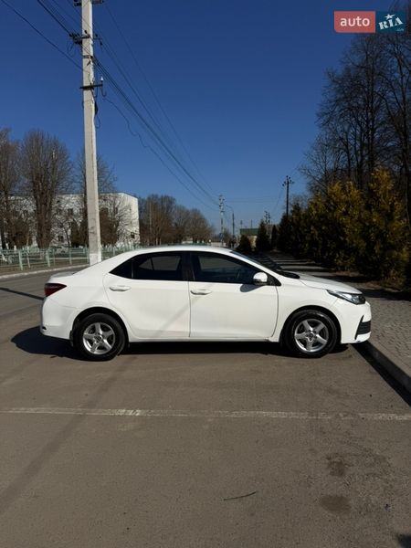 Седан Toyota Corolla 2017 в Деражне