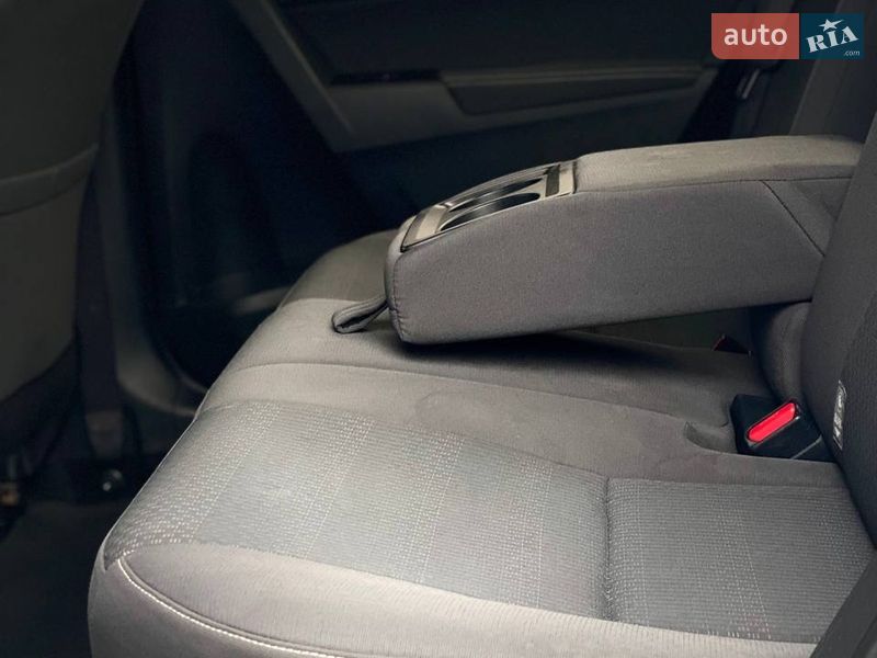 Седан Toyota Corolla 2017 в Киеве фото 46 Седан Toyota Corolla 2017 в Киеве