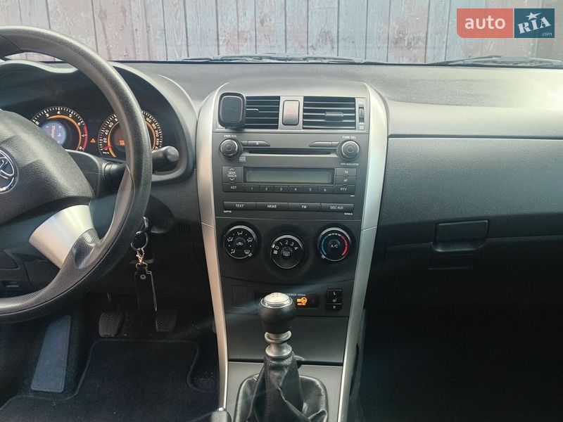 Седан Toyota Corolla 2011 в Олевске