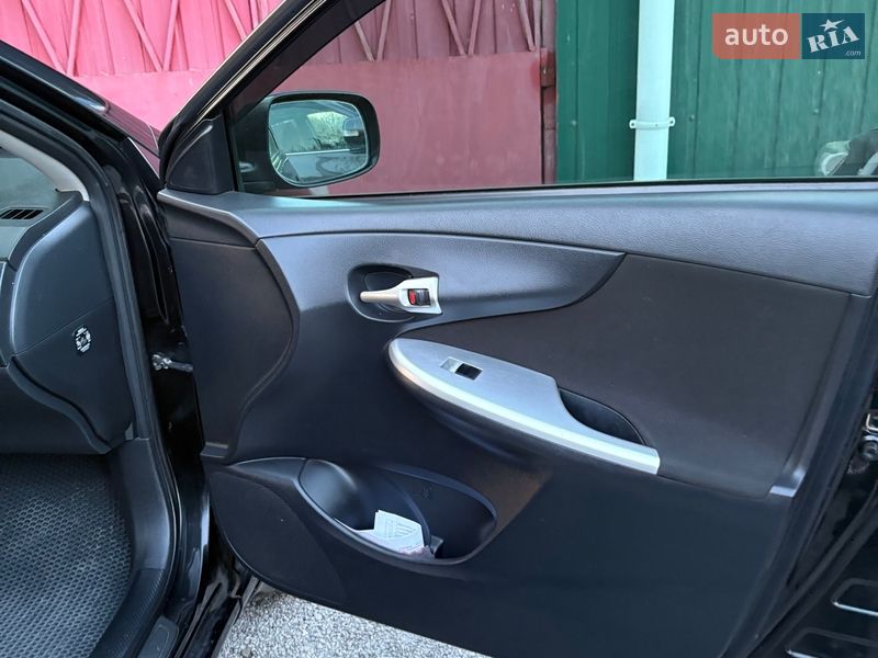 Седан Toyota Corolla 2013 в П'ятихатках