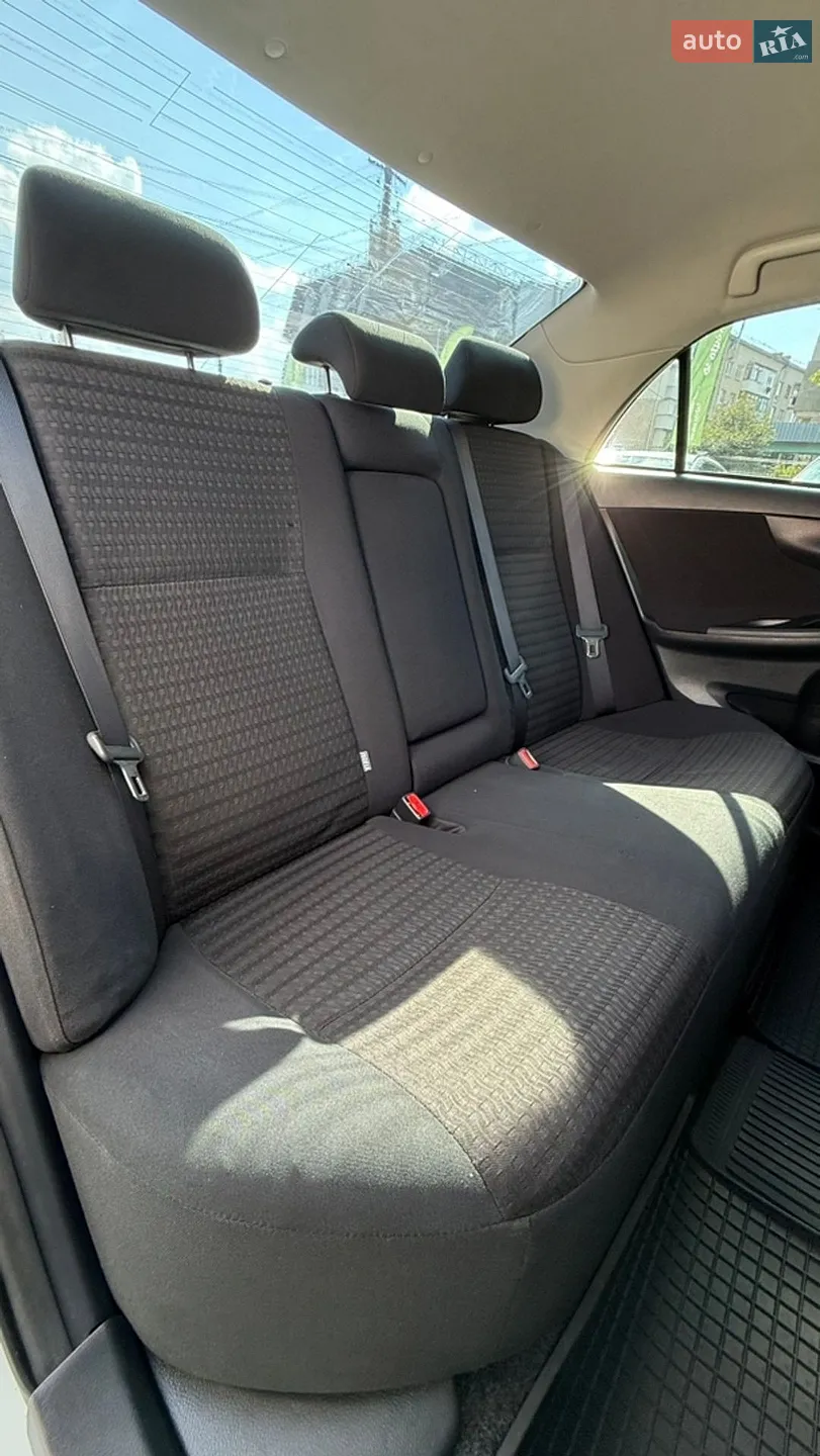 2010 Toyota Corolla - мініатюра 26