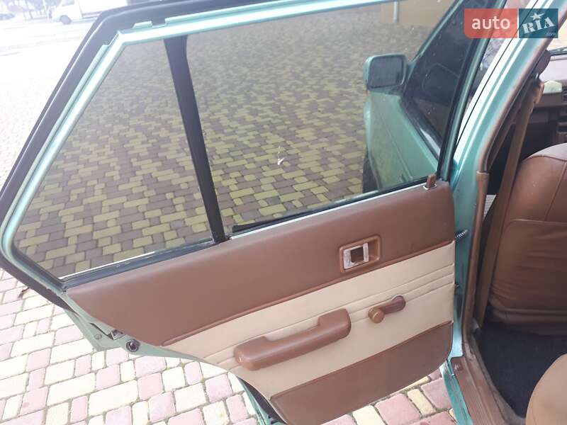 Седан Toyota Corona 1983 в Черноморске