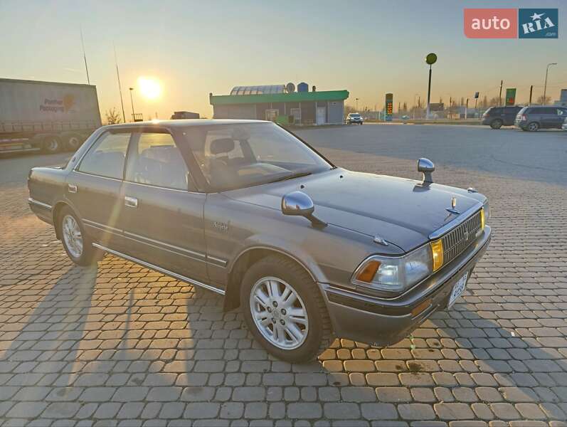 Седан Toyota Crown 1989 в Новомосковске