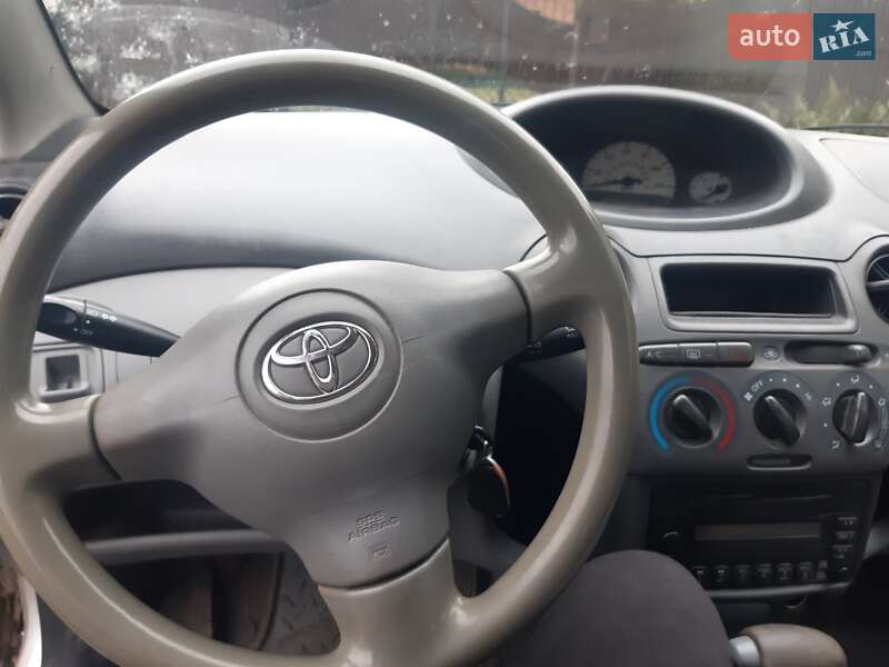 Седан Toyota Echo 2003 в Золочеве
