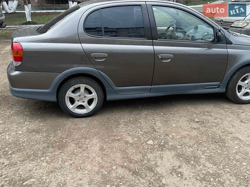 Хэтчбек Toyota Echo 2003 в Сторожинце
