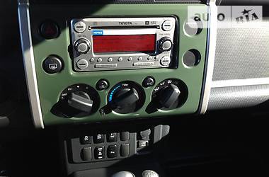 Позашляховик / Кросовер Toyota FJ Cruiser 2014 в 