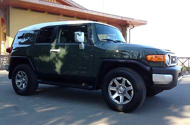 Позашляховик / Кросовер Toyota FJ Cruiser 2014 в 