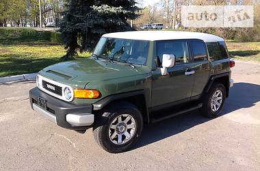 Позашляховик / Кросовер Toyota FJ Cruiser 2014 в 